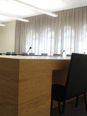 508-gasser-schreinerei-oeffentlichebauten-grossrat-chur-medienkorpus-03